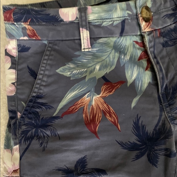 cute floral AE shorts - Picture 3 of 6